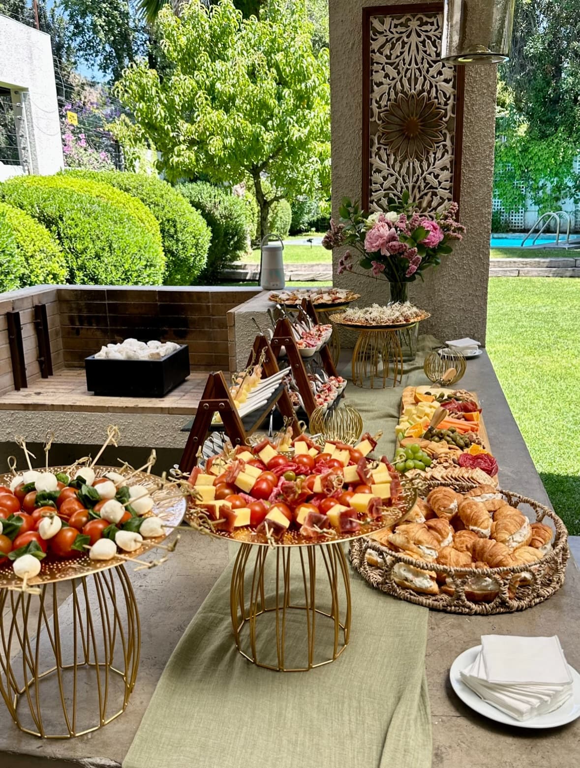 Mesa con frutas, repostería y florero central